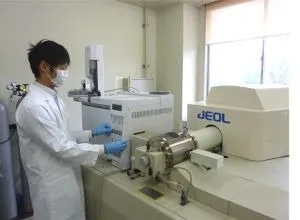 高分解能ガスクロマトグラフ質量分析計でダイオキシン類の測定を行う様子