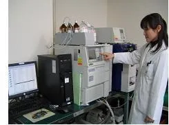 高速液体クロマトグラフ質量分析計で有害化学物質を測定する様子